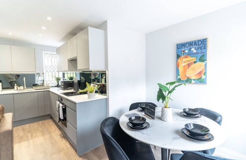 New Forest District House | The Charming Redwood Escape, New Forest