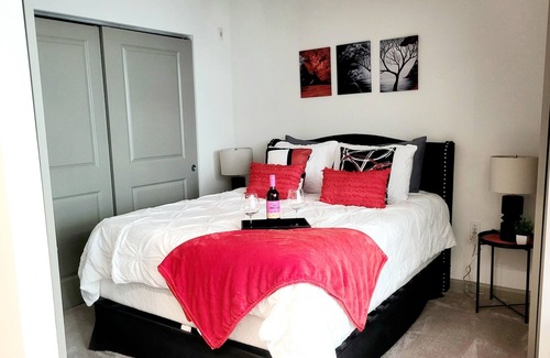 Potomac West Apartment | The Charming Retreat ~ Free Garage Parking/Min To New Metro/ DCA/DC/OldTown