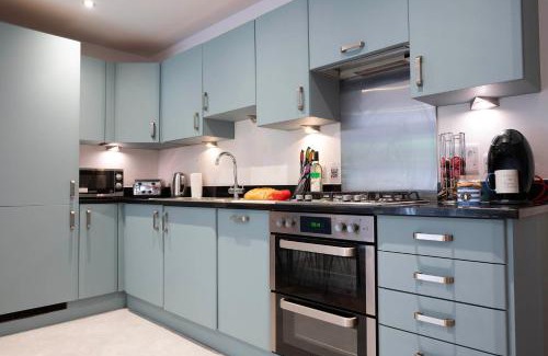 Canterbury House | The Chaucer - Modern 3 Bed Home with parking close to city centre