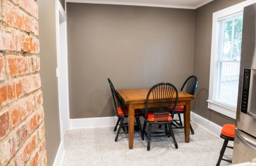 Dahlonega Cottage | The Chestnut Cottage—5 minute walk to Dahlonega Square