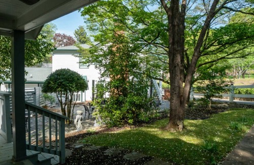 Dahlonega Cottage | The Chestnut Cottage—5 minute walk to Dahlonega Square