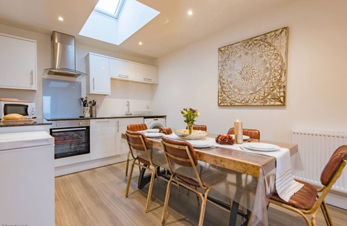 Waltham House | The Chestnuts by Bloom Stays - sleeps 21 guests in 7 bedrooms