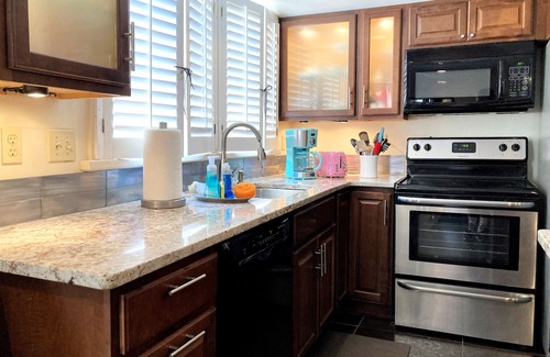 Broadmoor Apartment | The Chic Flamingo with NEW hidden room/Speakeasy