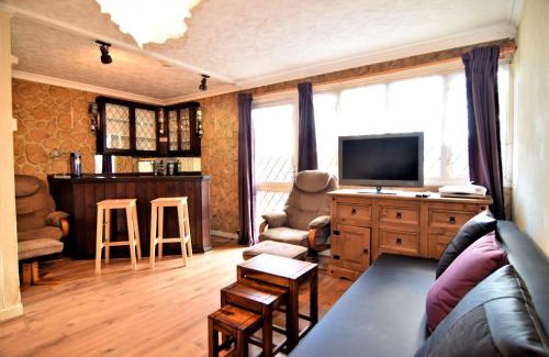 Bordesley House | The Chinatown Home - Private Garden, NETFLIX, BBQ & Bar