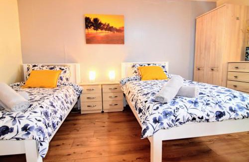 Bordesley House | The Chinatown Home - Private Garden, NETFLIX, BBQ & Bar