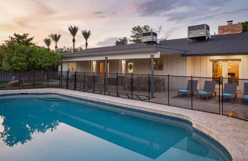 Tonka Vista House | The Claremont - Chic Luxe Putting Green & Pool