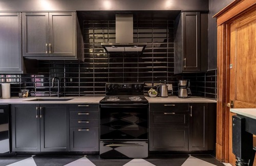 Hochelaga Apartment | The Classic Backyard Subway & Parking