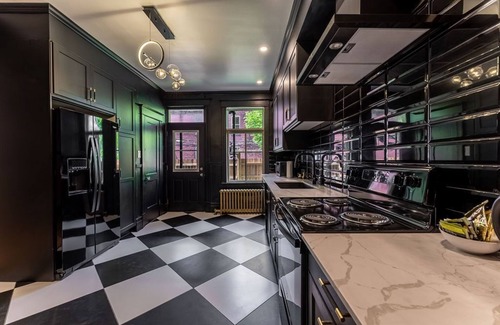 Hochelaga Apartment | The Classic Backyard Subway & Parking