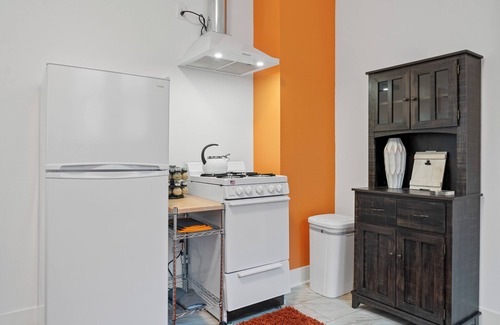 Hot Springs Cottage | The Clementine - Walk to Restaurants, Shops, Bars in Historic Downtown!