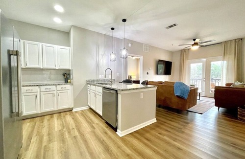Oxford House | The Cleveland, 2BR Modern Condo by VelvetDitchVillas