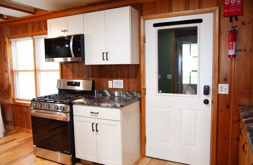 Town of Torrey House | The Cliff House Hot Tub, Kayaks & Game Room