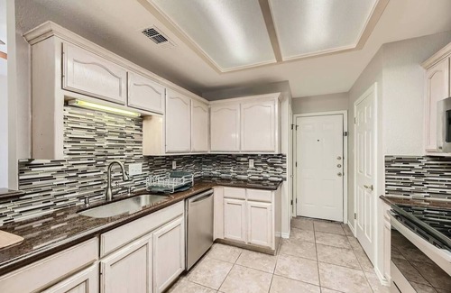 Georgetown House | The Clover House Georgetown is the perfect getaway for families or workers seeking a home base while in town. This charming retreat features a warm, inviting interior with modern amenities, a fully equipped kitchen, and comfortable living spaces.