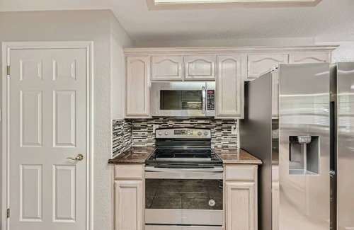 Georgetown House | The Clover House Georgetown is the perfect getaway for families or workers seeking a home base while in town. This charming retreat features a warm, inviting interior with modern amenities, a fully equipped kitchen, and comfortable living spaces.