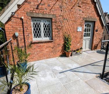Llandenny Apartment | The Coach House Apartment at Cefn Tilla Court, Usk