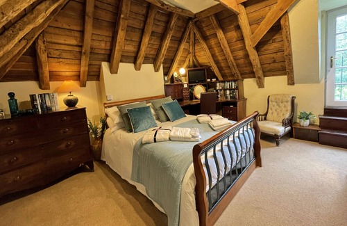 Maidstone Other | The Coach House by Bloom Stays - a holiday let that sleeps 12 guests in 6 bedrooms