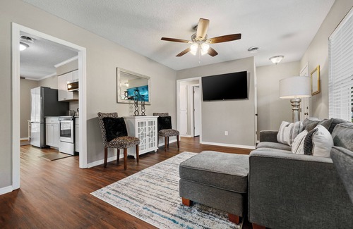 Barling House | The Coach House-Cozy 3BR in Town