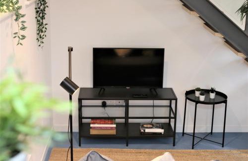 Heath Apartment | The Coach House - Free Private Parking - by Property Promise