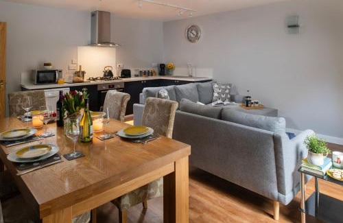 Colwyn Bay House | The Coachhouse - Cottage with Private Hot tub