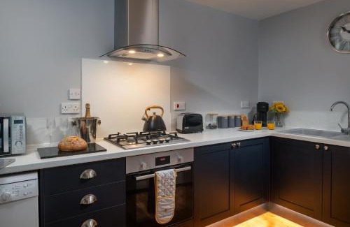 Colwyn Bay House | The Coachhouse - Cottage with Private Hot tub