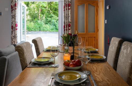 Colwyn Bay House | The Coachhouse - Cottage with Private Hot tub
