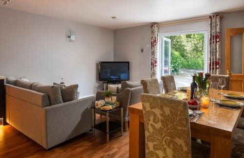 Colwyn Bay House | The Coachhouse - Cottage with Private Hot tub
