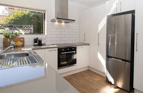 New Plymouth Cottage | THE COASTAL COTTAGE CENTRAL CITY LOCATION