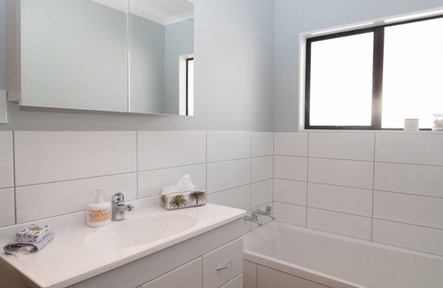 New Plymouth Cottage | THE COASTAL COTTAGE CENTRAL CITY LOCATION
