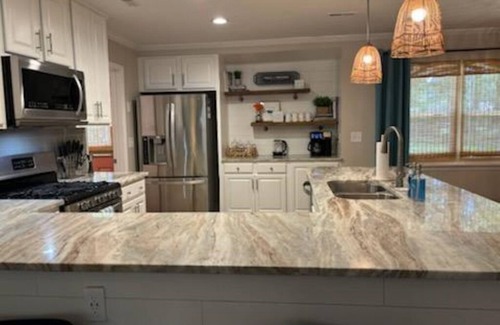 North Charleston House | The Coastal Haven/King Bed/WIFI/Near Shopping & Dining
