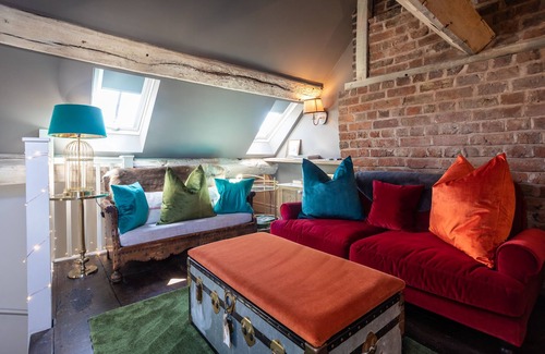 Nantwich Cottage | The Cocktail Lounge - sleeps 2 guests in 1 bedrooms