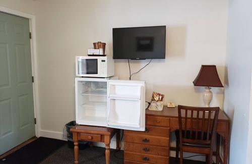 Grand Gorge Hotel | The Colonial Motel