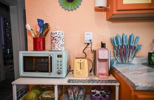 East Cleveland Apartment | The Colorful Retreat | Themed | Sleeps 8