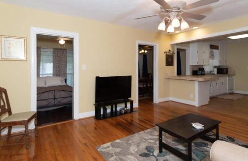 Columbus House | The Columbus Cottage Mins to Benning Downtown