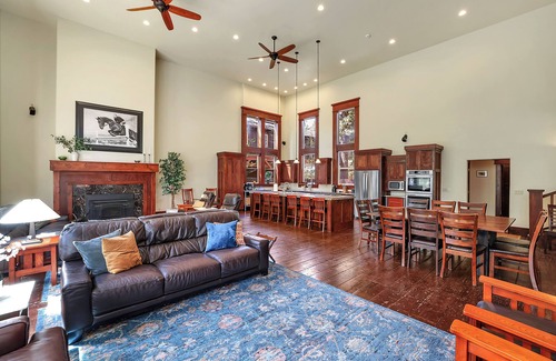 McCall Cabin | The Conifer Lodge - Rustic & Grand! SLEEPS 35, PET FRIENDLY, 4 DIFFERENT WINGS.