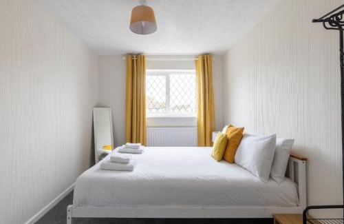 Witney House | The Conifers large detached home with off street parking