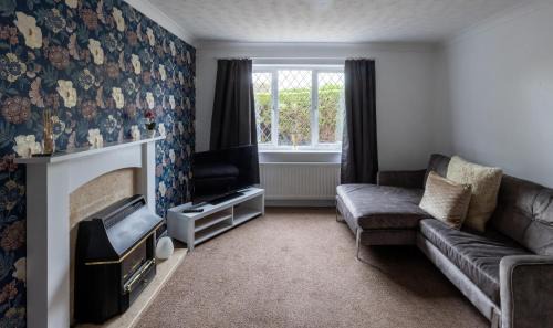 Witney House | The Conifers large detached home with off street parking