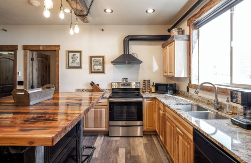 West Yellowstone Hotel | The Continental Divide 2 bedroom Suite