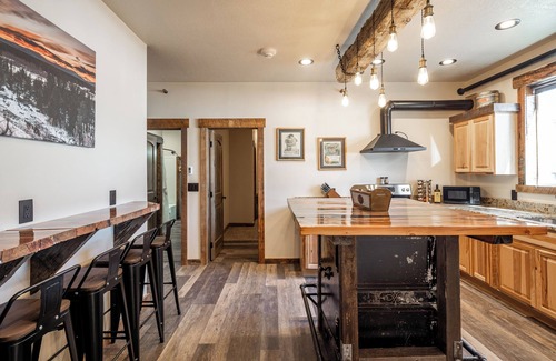 West Yellowstone Hotel | The Continental Divide 2 bedroom Suite
