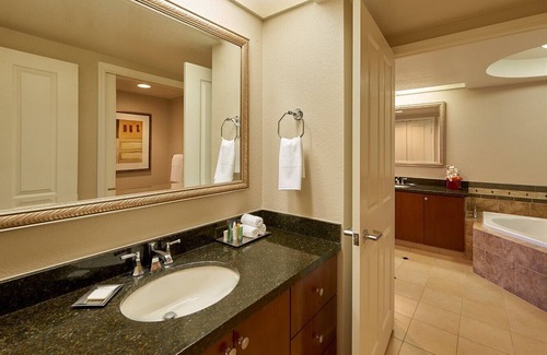 Las Vegas Resort | The Convention Reprieve, steps from the Strip & 8 minutes to convention centers