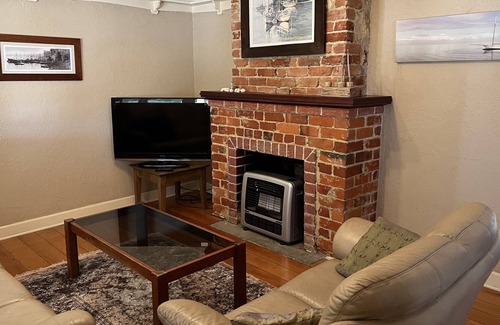 South Fremantle Cottage | The Cool House, South Fremantle, walk to the beach