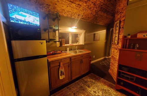 Williamsburg House | "The Coop" - Guest/Tiny House in a country setting- 3 Miles to GLEF