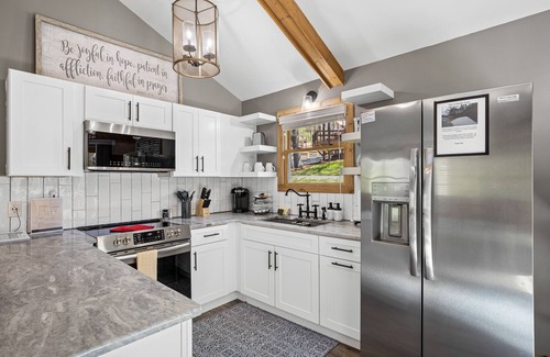 Blairsville Cabin | The Coop | Woodland cabin in Blairsville with wraparound porch & fireplace