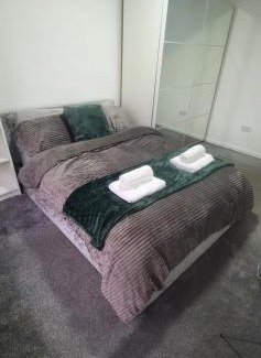 Cyncoed Apartment | The Coral Suite - 2 Bedroom Apartment with 5G Wi-Fi in Lakeside, Cardiff minutes from Roath Park Lake