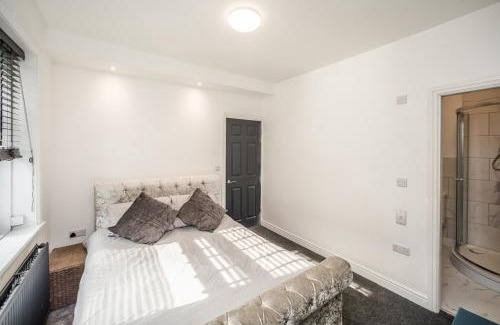 Huddersfield House | The Cosey Tucked-Away Cottage 2 or 3 bedroom options