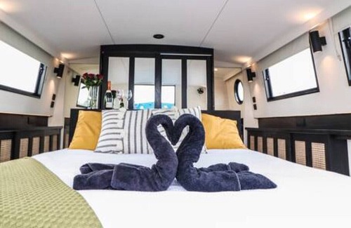 Runnymede Boat Rental | The Cosy Blue Boat - Azure Elegance Afloat