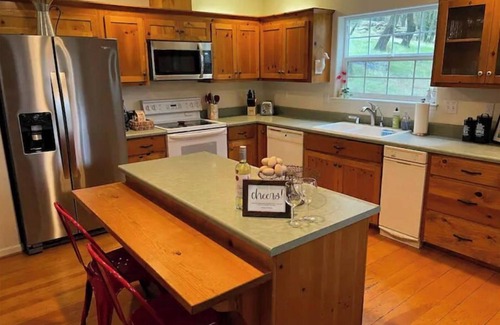 Mariposa House | The Cottage at Creek View Ranch - 30 Acre Escape with Pond, Trails, & Wildlife