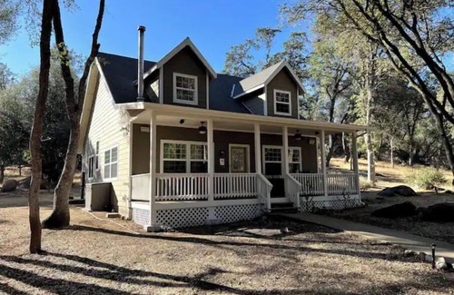 Mariposa House | The Cottage at Creek View Ranch - 30 Acre Escape with Pond, Trails, & Wildlife