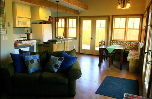 Hamilton Cottage | The Cottage at Farmstead Hollow; Warm and Cozy Retreat 2 miles West of Hamilton