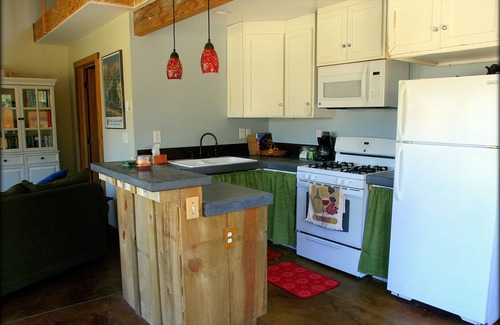 Hamilton Cottage | The Cottage at Farmstead Hollow; Warm and Cozy Retreat 2 miles West of Hamilton