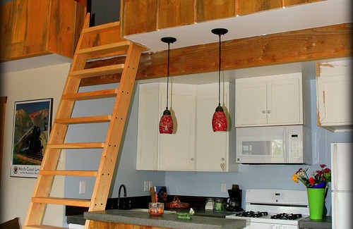 Hamilton Cottage | The Cottage at Farmstead Hollow; Warm and Cozy Retreat 2 miles West of Hamilton