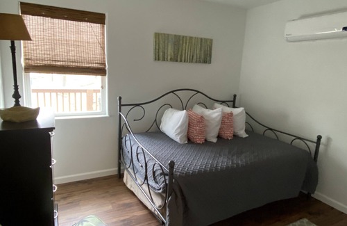 Jenkins House | The Cottage At Hideaway- Lakefront Home